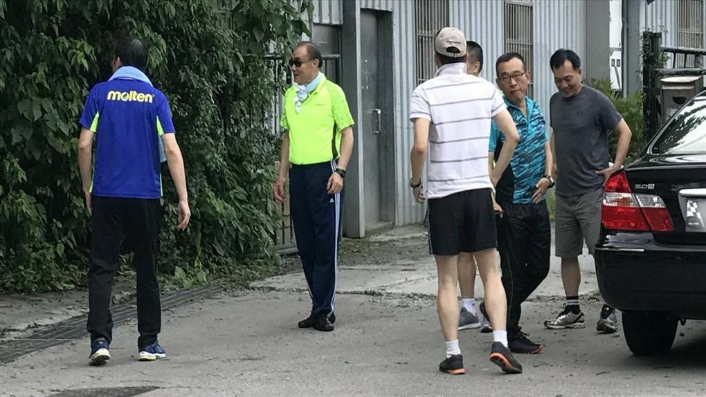 100分的上班時間?周一「出征」去爬山 馮世寬:我心安理得