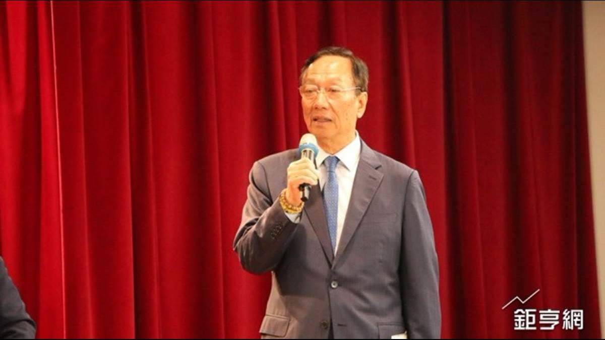 鴻海AI應用實驗室成立 郭台銘:AI要落地實踐