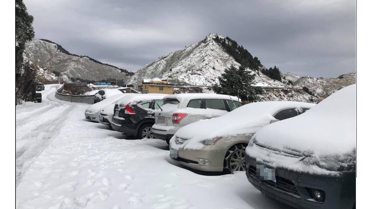 急凍好忙!合歡山員警雪地幫推車 農漁民憂收成達「生死關鍵」