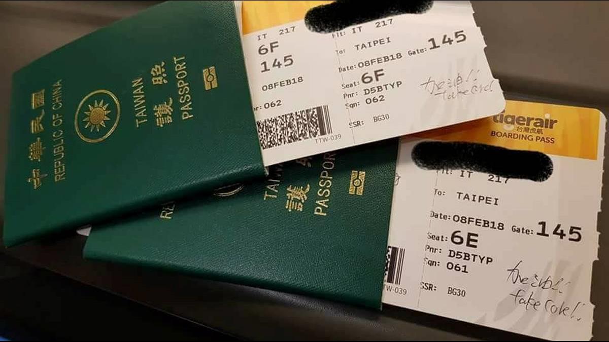 他從東京飛回台灣…見地勤在登機證上暖心留言!