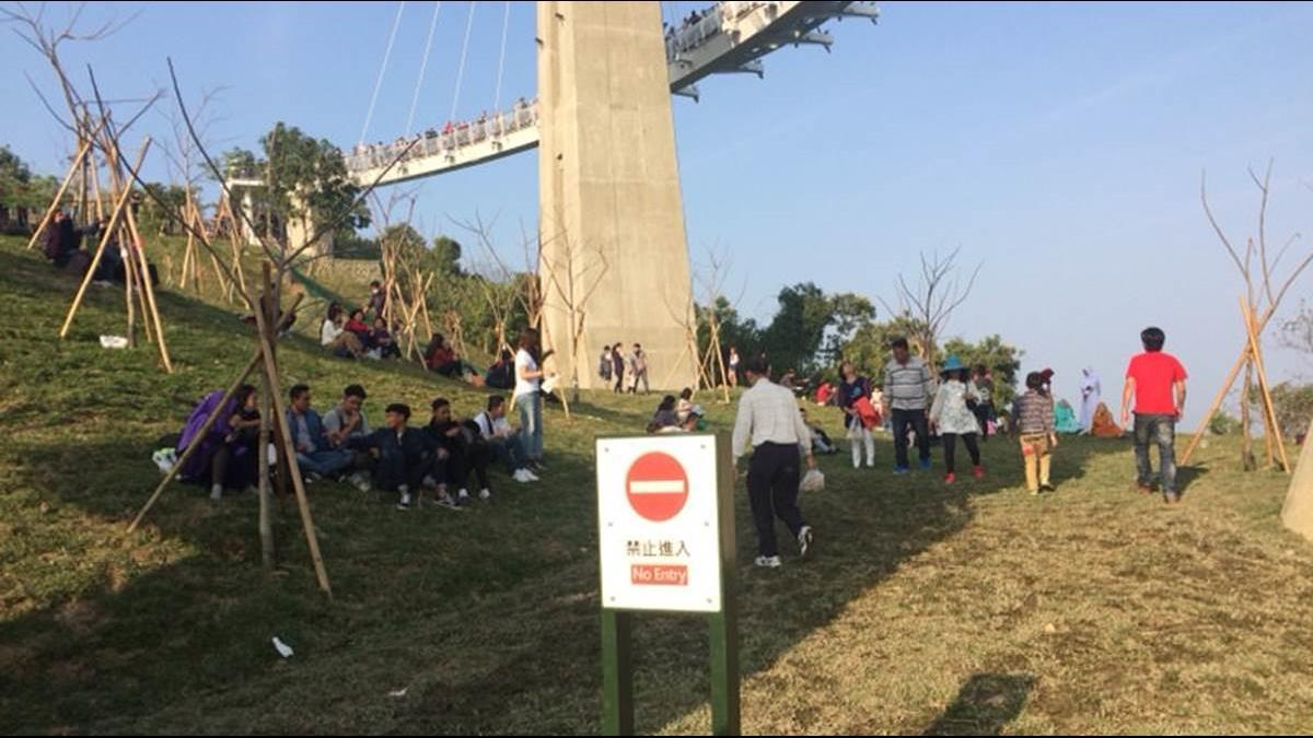 國人遊「崗山之眼」無視警告標語 攤販嘆:憑什麼笑陸客素質低