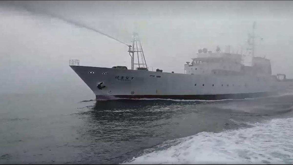 黑水溝海釣遭日船「水砲」 海巡即刻救援!釣友盛讚:沒丟臉
