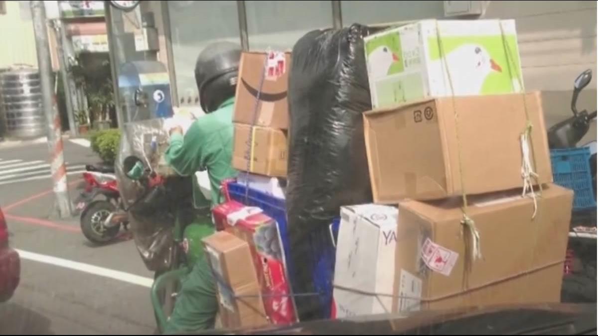 防夏季熱職災 中華郵政砸1億元讓郵差換新制服、戴太陽眼鏡