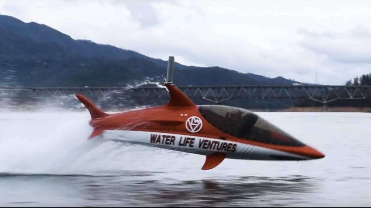 水上摩托車合體潛艇? 讓你從水底衝上6米高空