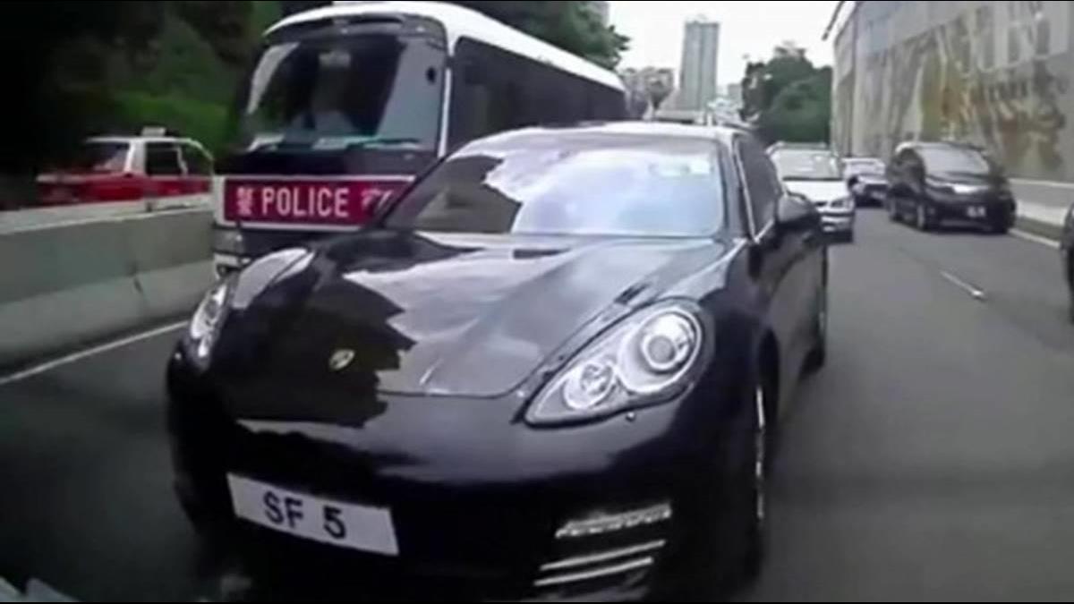 【影片】悲劇!霸氣保時捷換道狂逼車 結果「遇到魔王」下場太慘