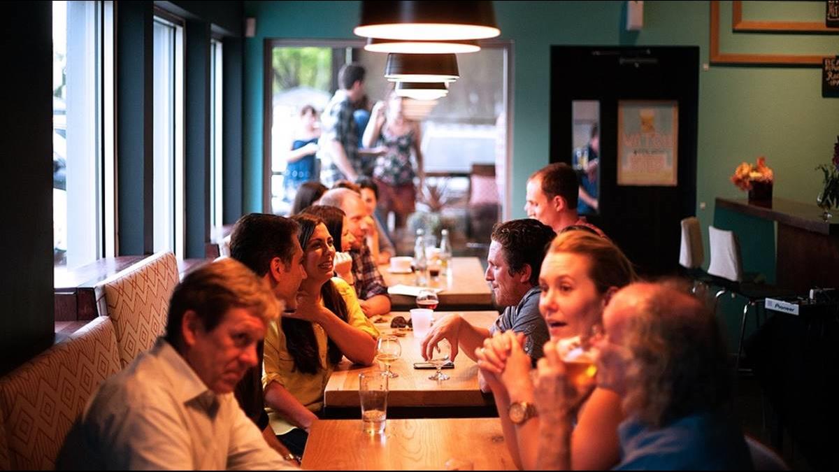 歡送離職員工錯了嗎？老闆「看到合照」把整個團隊炒魷魚