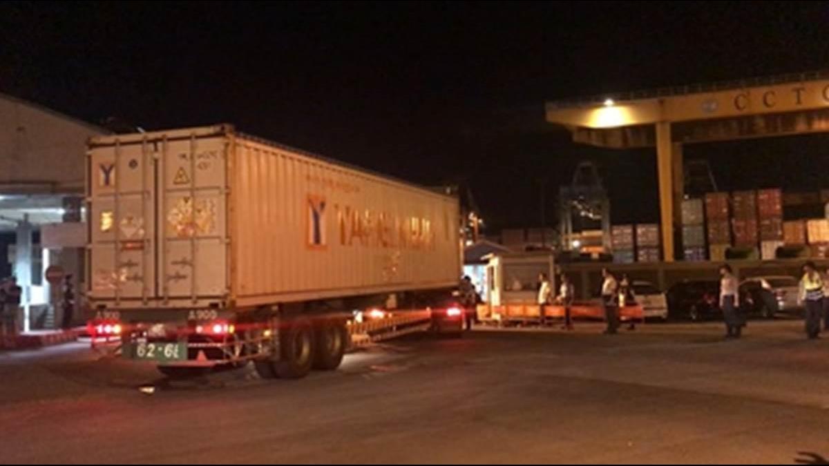 核四第2批燃料棒 凌晨摸黑送基隆港再度運返美