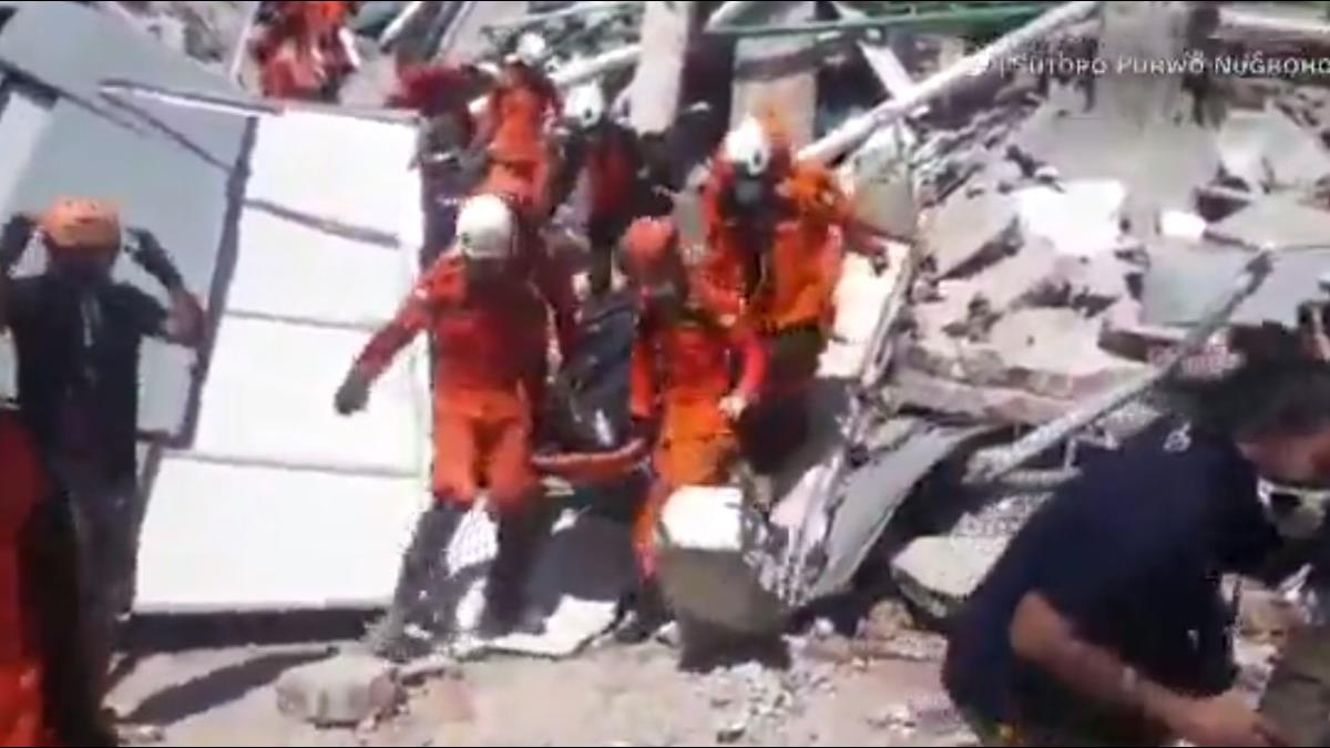 3公尺海嘯影片曝光 印尼災區死亡破千「挖大型墳墓」做準備