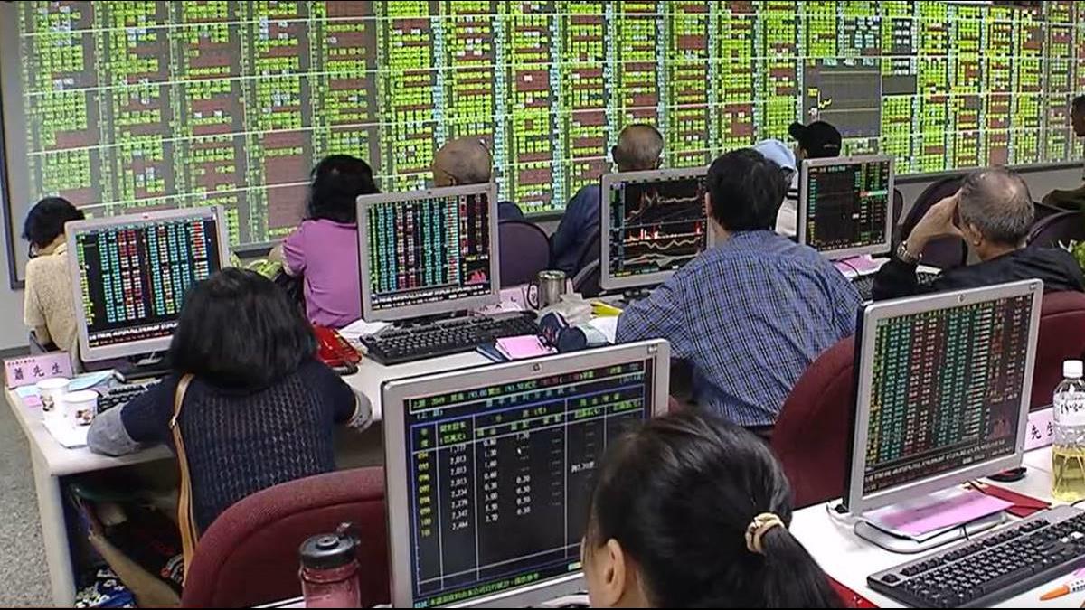 護盤?台股盤中重挫250點 國安基金:尚無進場考量