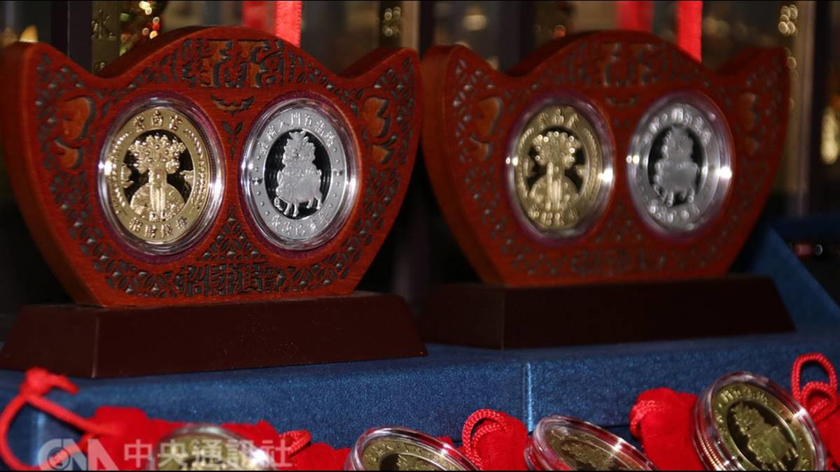 盼能發大財！紫南宮「豬來福」今發送萬人瘋搶