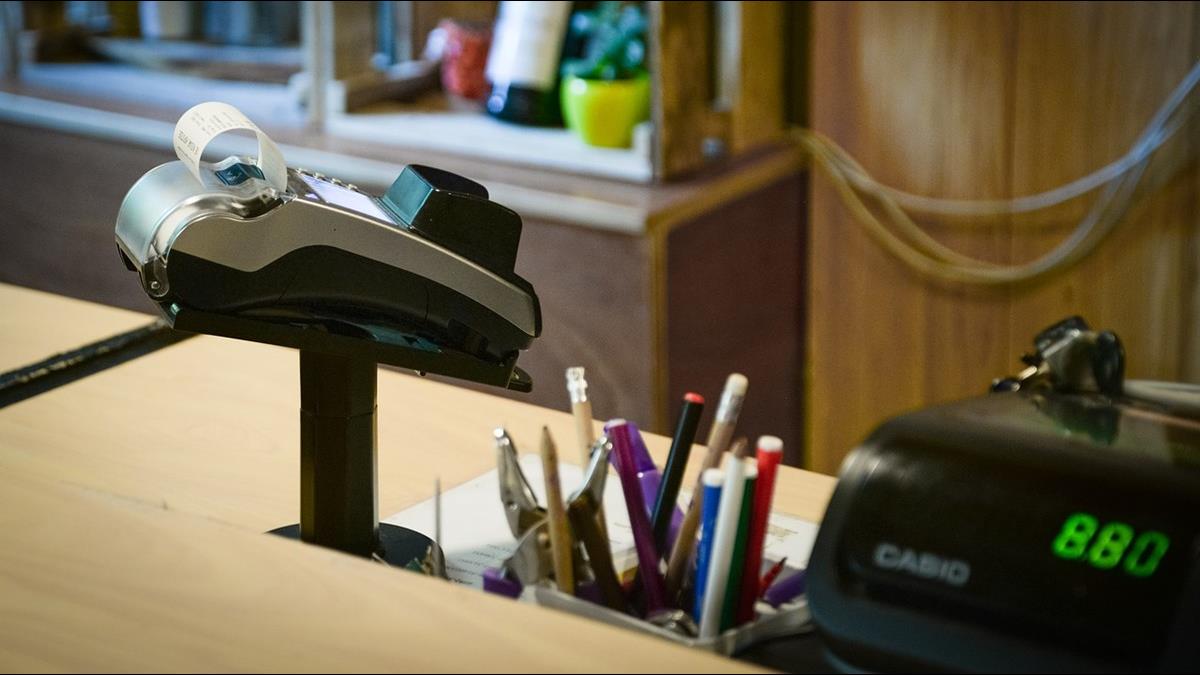 自助結帳耗時又難用?這國賣場重回「人肉結帳」
