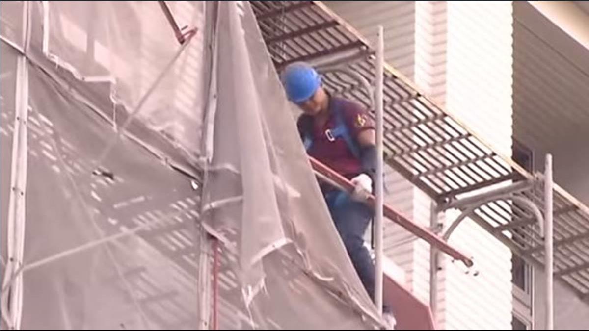 派遣保障首入法！ 簽不定期契約、欠工資罰要派公司