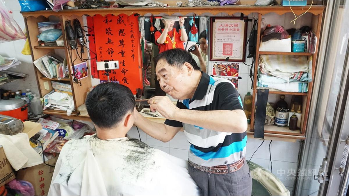 朝9晚9!迪化街人瑞理髮師 70年來天天開業