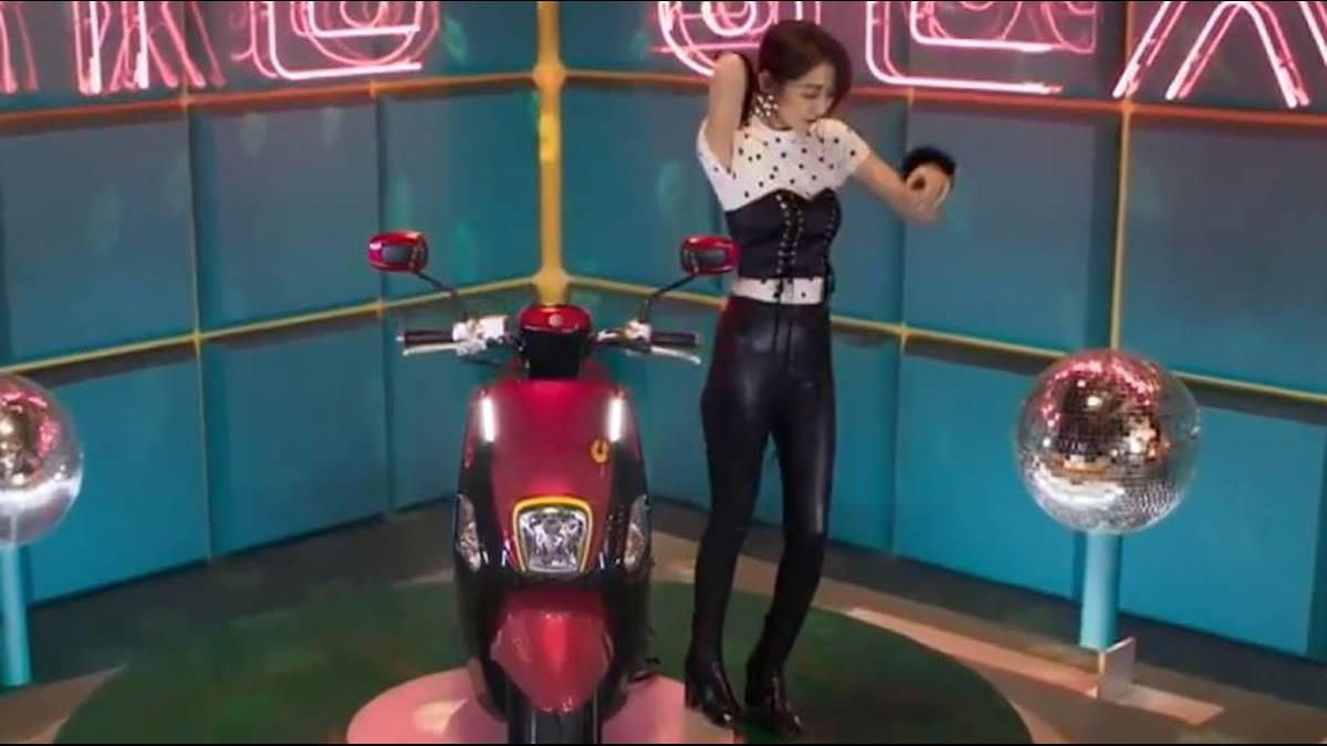女神替機車拚銷量 民眾神回:沒在關心!