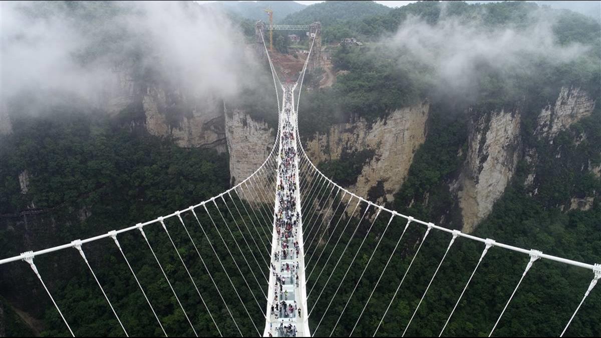 陸瘋建千座網紅玻璃橋卻事故頻傳!河北32座迫停運