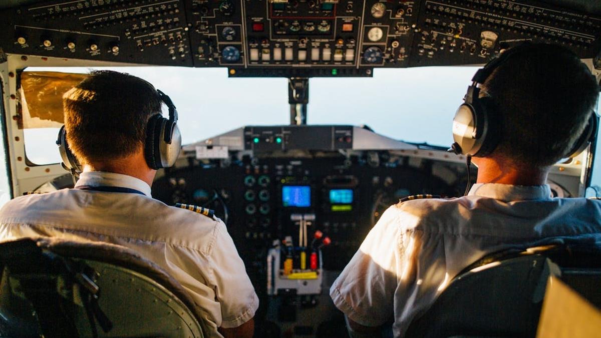 在駕駛艙約會?俄國客機機長竟讓女友駕駛