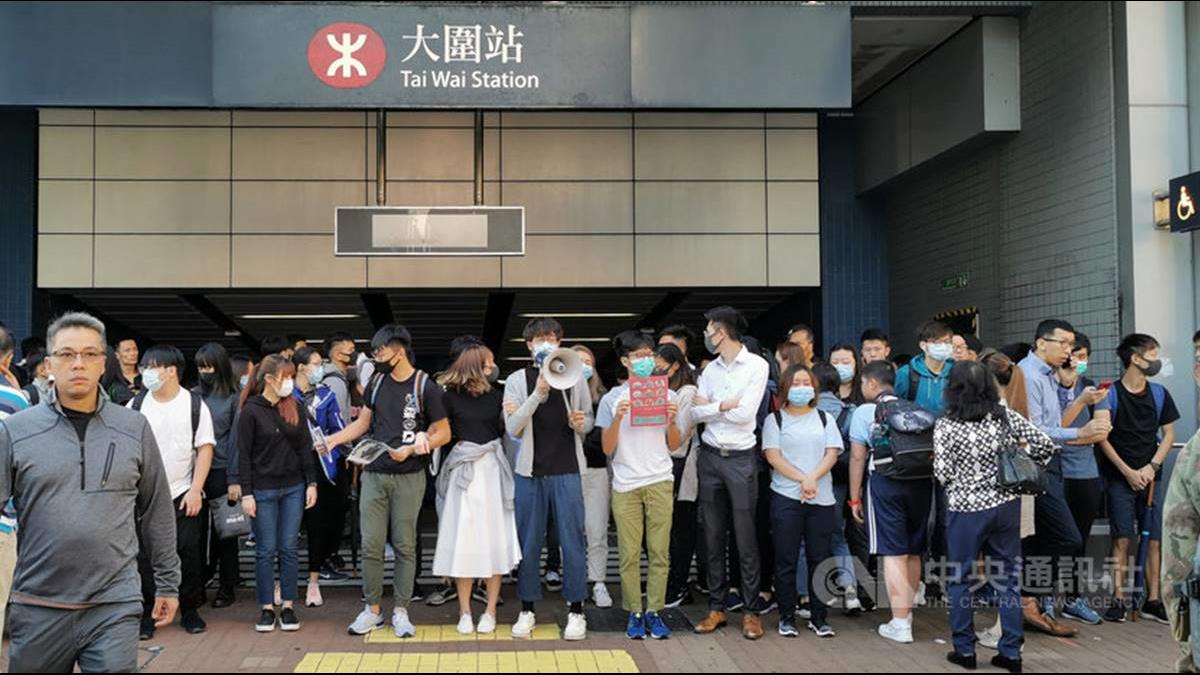 香港三罷交通大癱瘓!傳警察開槍示威者疑中彈倒地
