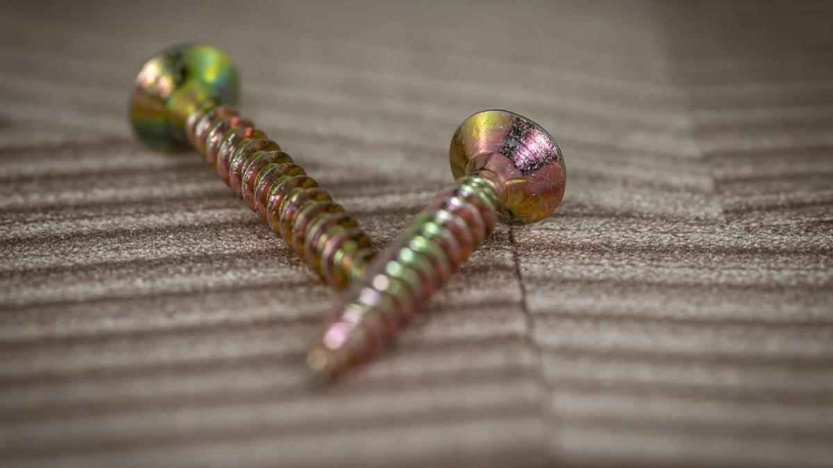 吃麵包竟咬到尖銳螺絲釘！英法院判賠7萬