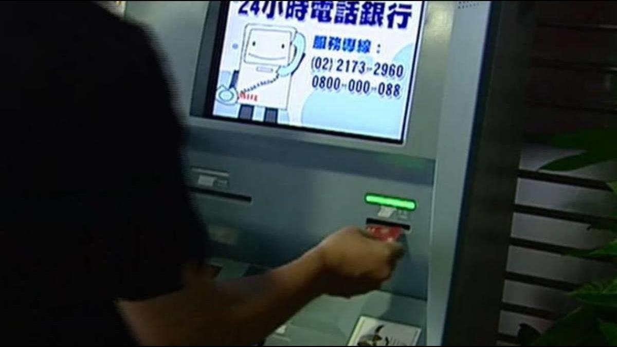 為何領個1000元ATM都要數得嘩啦嘩啦? 網神回:他在跟你炫耀