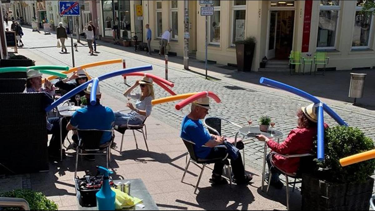 超酷「保持社交距離」！ 德國這家咖啡館讓客人戴上「浮條」防疫