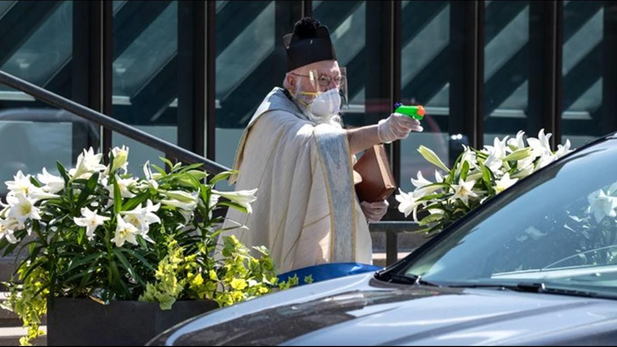 遵守社交禁令 牧師「水槍裝聖水」遠距祈福全場笑翻