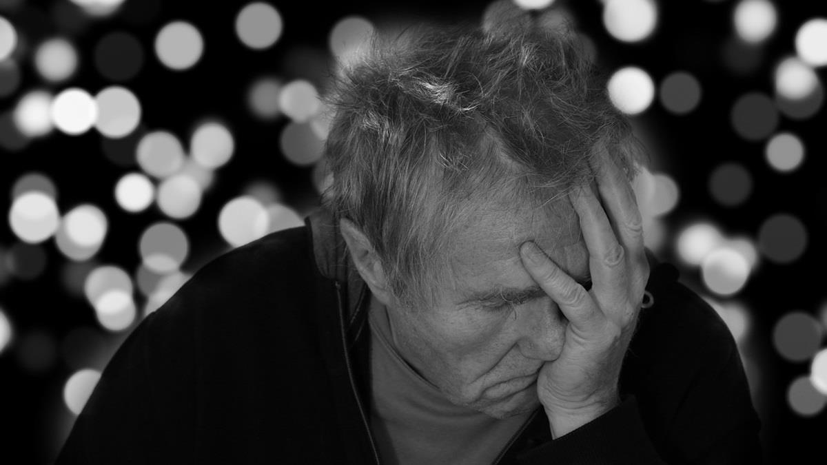 消極使大腦產生有害物？ 英研究：悲觀者恐易患阿茲海默症