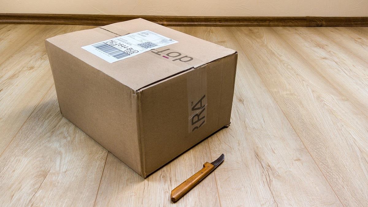 神秘包裹飄怪味！警察救護車齊出動  拆開竟是「這玩意」