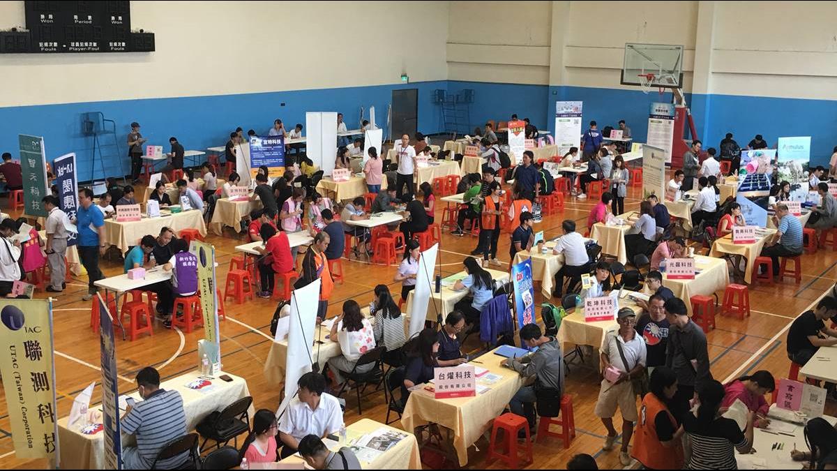 桃竹苗推「青年系列徵才活動」 多達近2千職缺 月薪最高8萬元