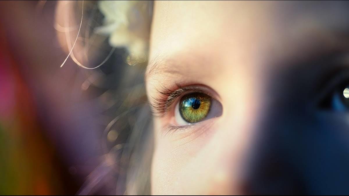 6歲男童模仿App特效「徒手挖眼球」 左眼向外凸出險失明