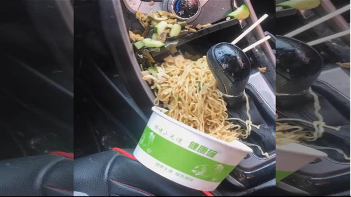 排檔桿「被麵淹沒」怎麼辦？網笑喊：這時候需要的是跪舔