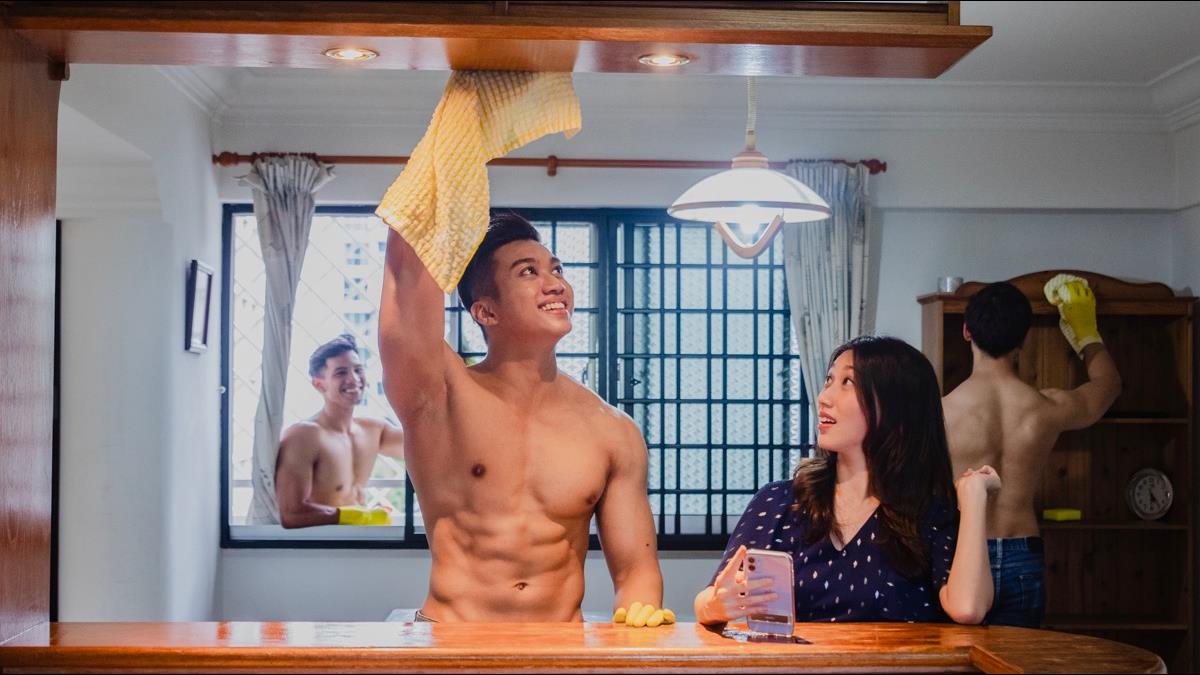 猛男居家清潔爆紅！「半裸」上門服務網友嗨翻