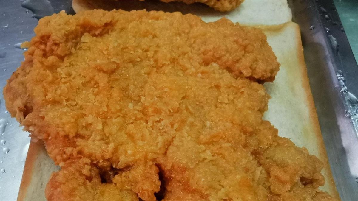 肉比吐司大！卡啦雞腿堡加蛋50元被嫌貴 老闆超心寒