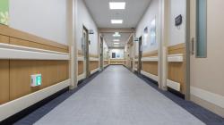 確診病患「病房當飯店」使喚醫護 擅關抽風引大恐慌