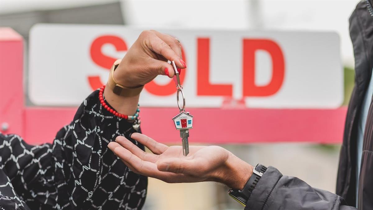 租了8年！房東急想「便宜82萬」賣他 網提醒：2件事一定要做