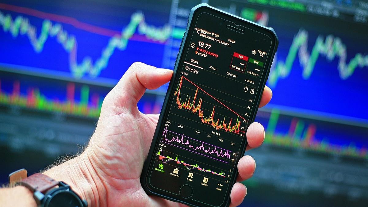 「四寶＋中鋼」最弱的都硬了！ 台股反彈上漲217點 站回半年線