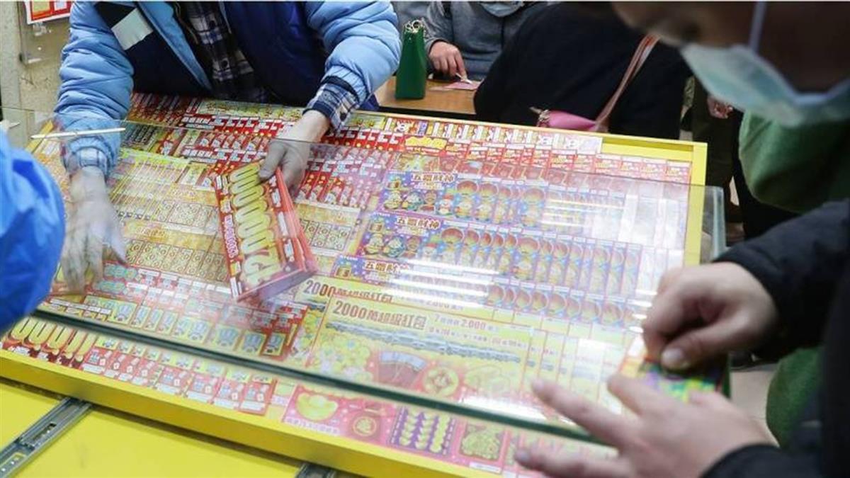 妹子刮刮樂中獎想拍照分享 阿婆「1行為」堅拒 網疑：像慣犯