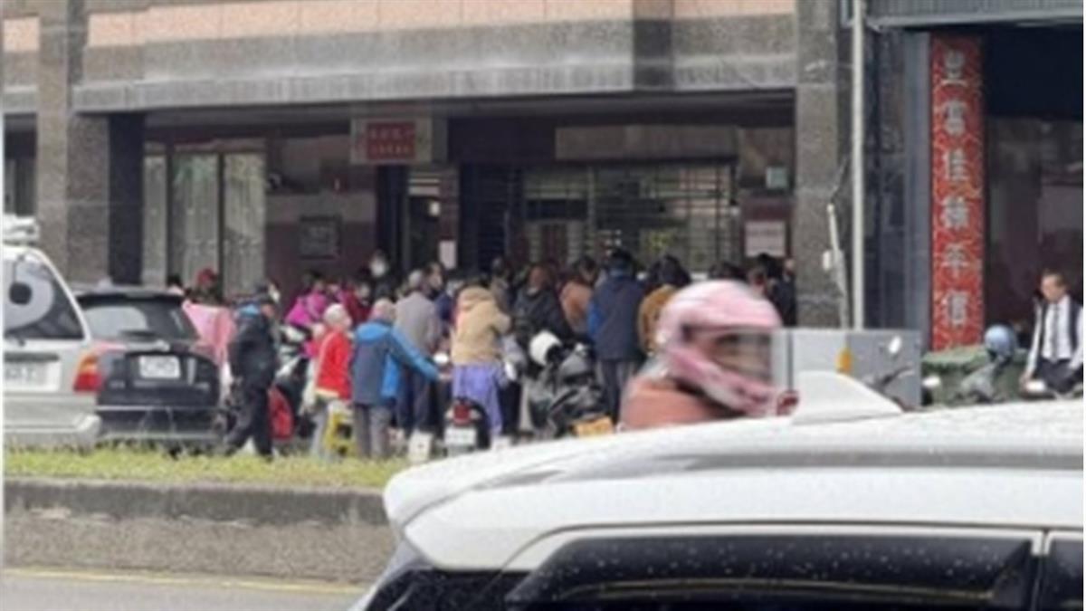 銀行還沒開「人潮排到馬路」 內行揭真相：不是換新鈔