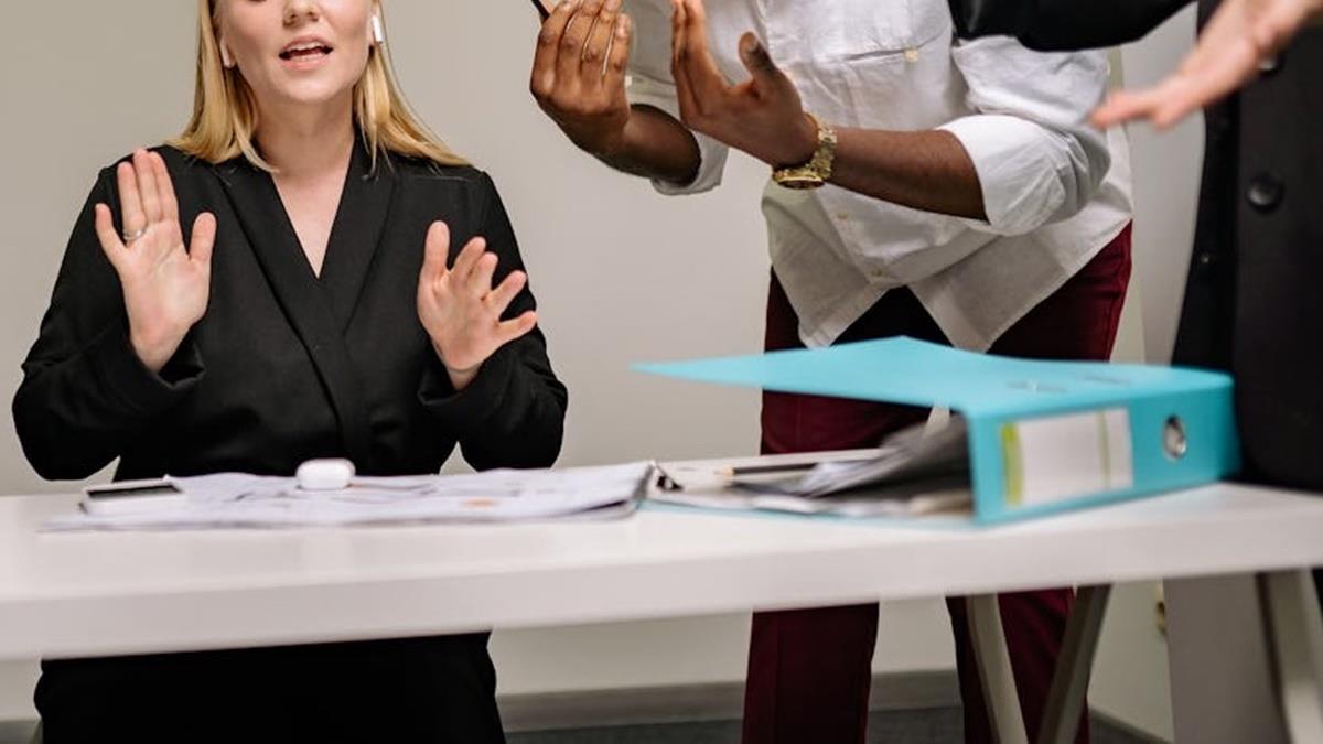 公司老鳥頻翻舊帳愛碎嘴！ 她怒嗆「 以為沒人治你」 對方嚇到請客賠罪