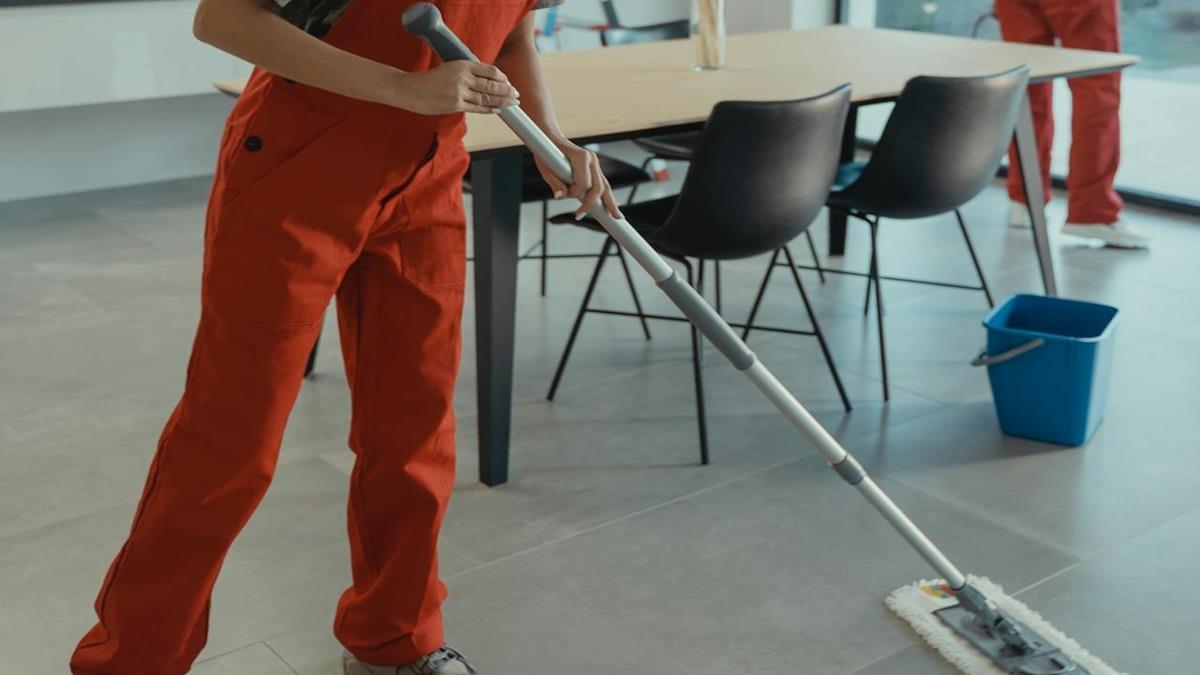 他見打掃阿姨人畜無害 竟是「公司情報站」 內行笑：真的太菜