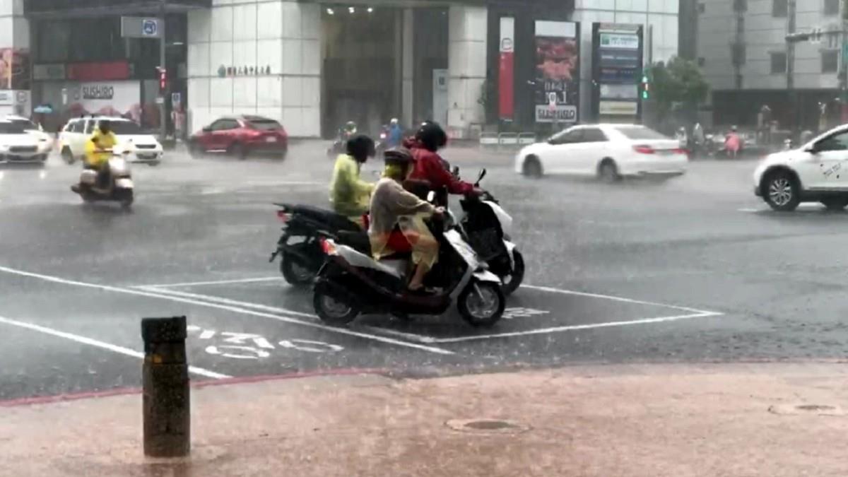 寒流來了！今下半天「溫度溜滑梯」 2地雨一路下到入夜