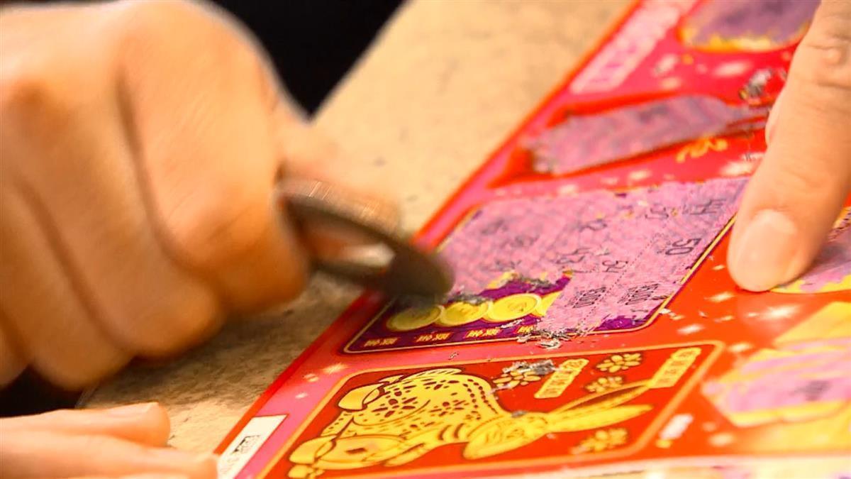 街友偷銀行卡買刮刮樂「竟中千萬大獎」失主喊：對半分