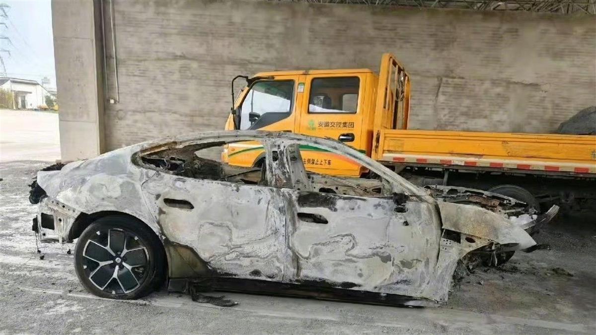 電動車自撞「門打不開」 3女喪生火海 小米股價跳水重挫5%