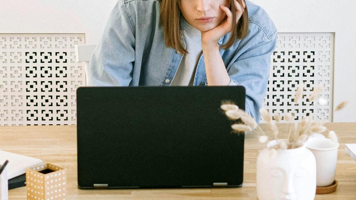 個性內向無專長！ 她求「爛草莓」工作 網曝一職務：躺平天堂