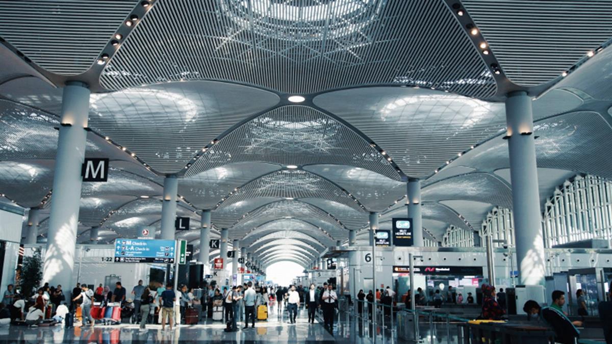 不愧是全球最貴機場！一瓶水要價332元 旅客怨：太離譜