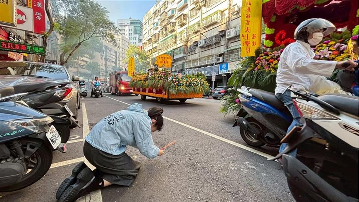 徐巧芯發跪拜媽祖照 曹興誠見「香沒點著」譏：神明都敢騙