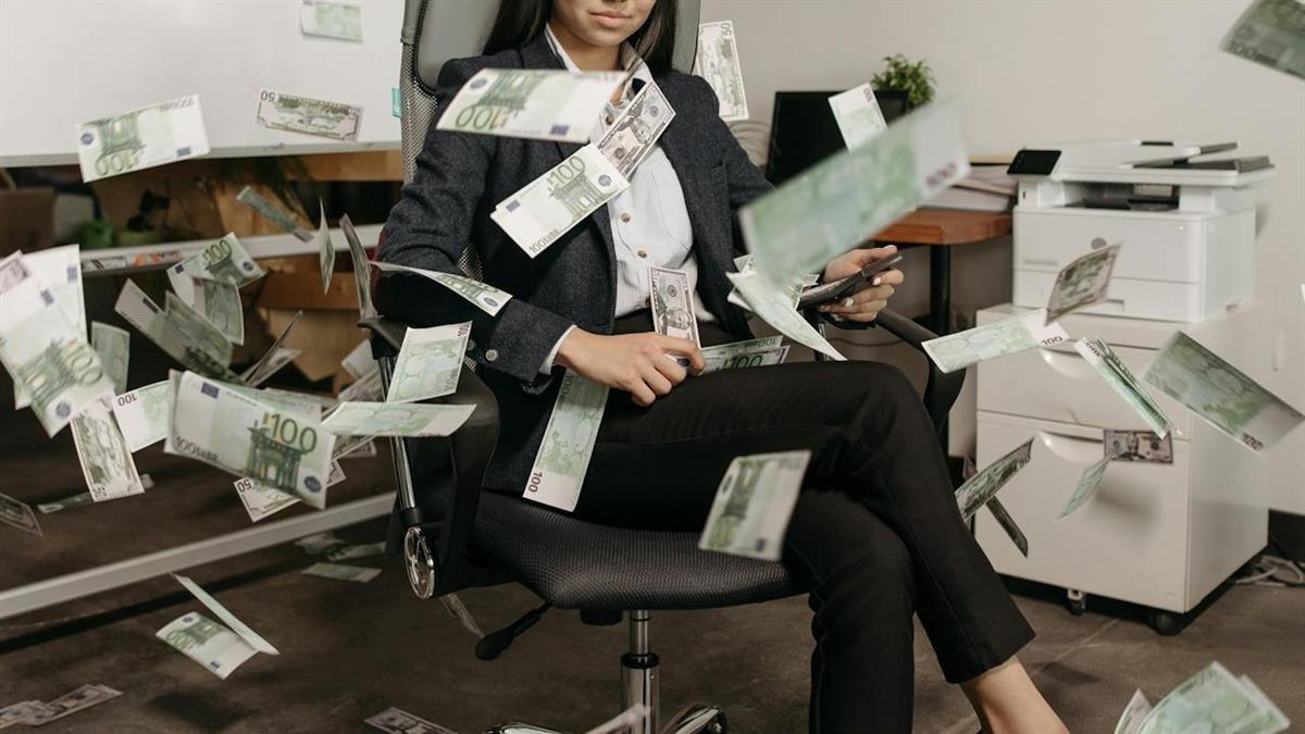 被高薪挖角慘遇「地獄開局」！ 他遭減薪又被資遣  網勸：可提告