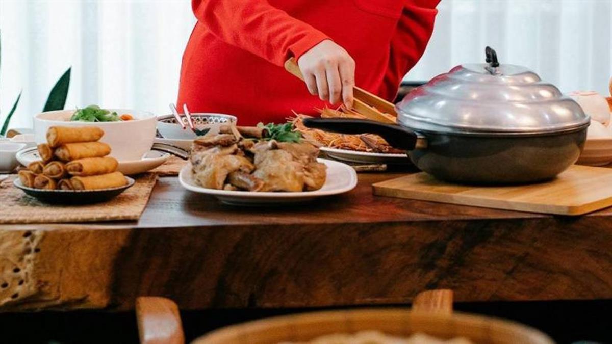 兄嫂回家爽嗑好料！ 媽1句話他破防：差別待遇太明顯