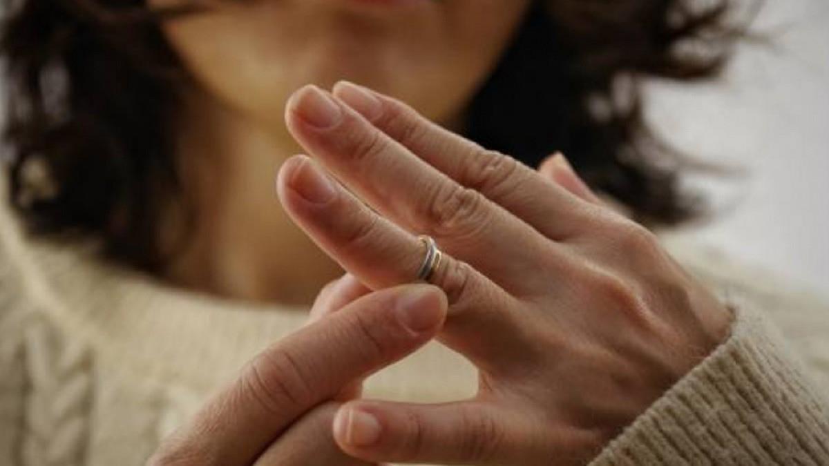 父外遇逼死母！ 還求女兒「資助私生女出國」 網勸快做1件事