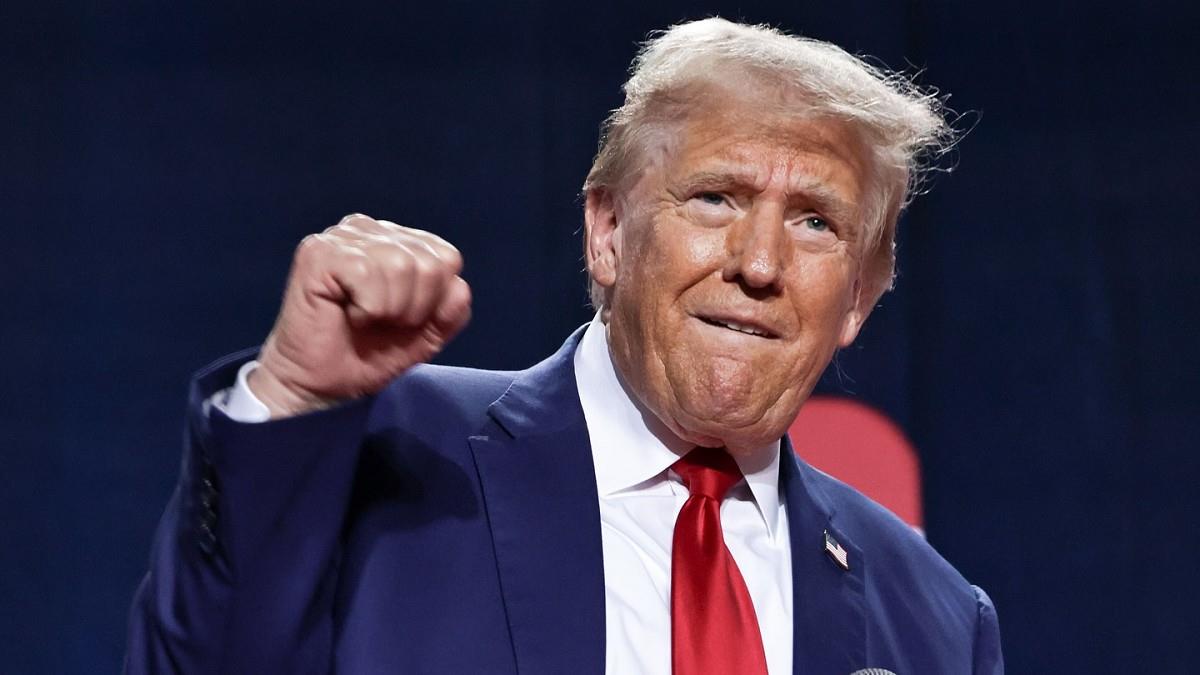 川普就任百日 一堆民調創新低 他火大發文：都是假新聞