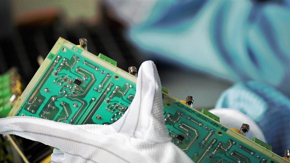 2024平均年薪年減2.1%！ 專家揭真相：科技撐全場其他地上喘